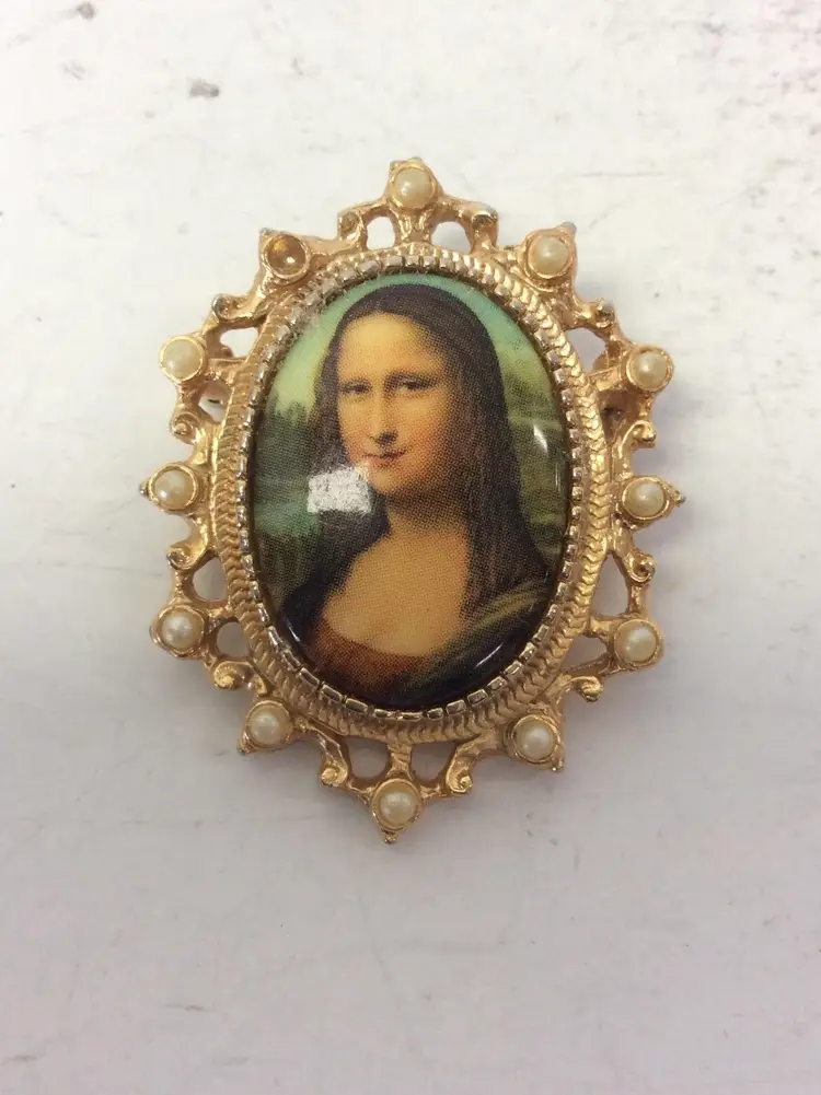 "Cameos and Precious stones (Brooches, pendants and more) to cry for"