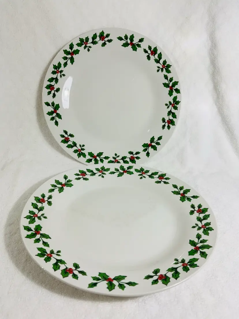 Royal Norfolk Greinier International Inc Vintage Christmas Themed Pair Of Dinner Plates