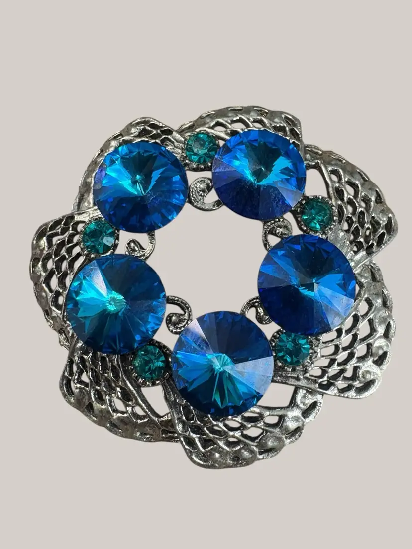 4. Vintage Peacock Blue Rivoli Stone Brooch