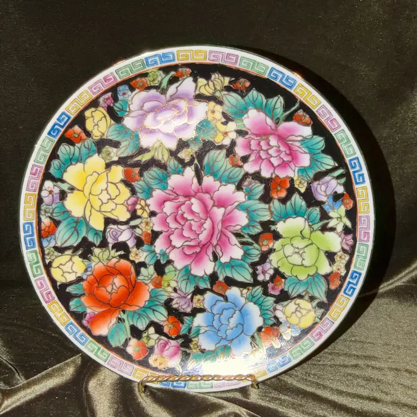 Gorgeous Chinese porcelain Mille Fleur decorative plate with Famille Rose and meander rim. ~10”