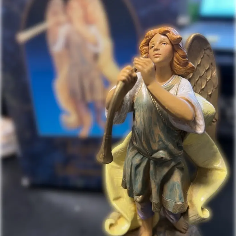 Angel- Vintage Fontanini Heirloom Collection Religious/Nativity figure, hand-painted resin. Bagni di Lucca, Italy