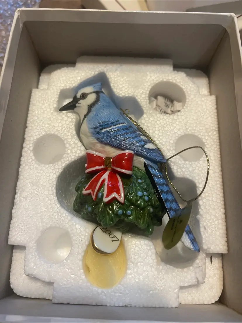 30-Danbury Mint Blue Jay Christmas Ornament 2007 MBI Bird Wreath Red Bow
