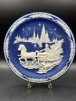 1990 Bradford Exchange Christmas Cameo Plate-Home with the Tree
