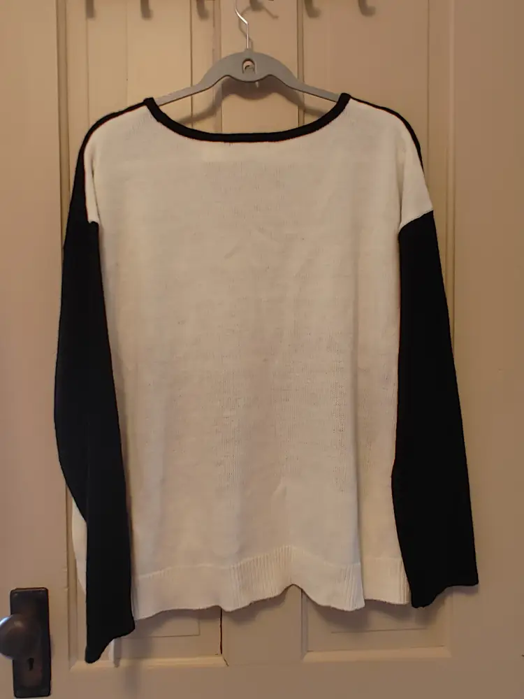 Top- Brand: Alison Andrews. Black & White sweater. Size XL. Material- 100% acrlic. No callouts.