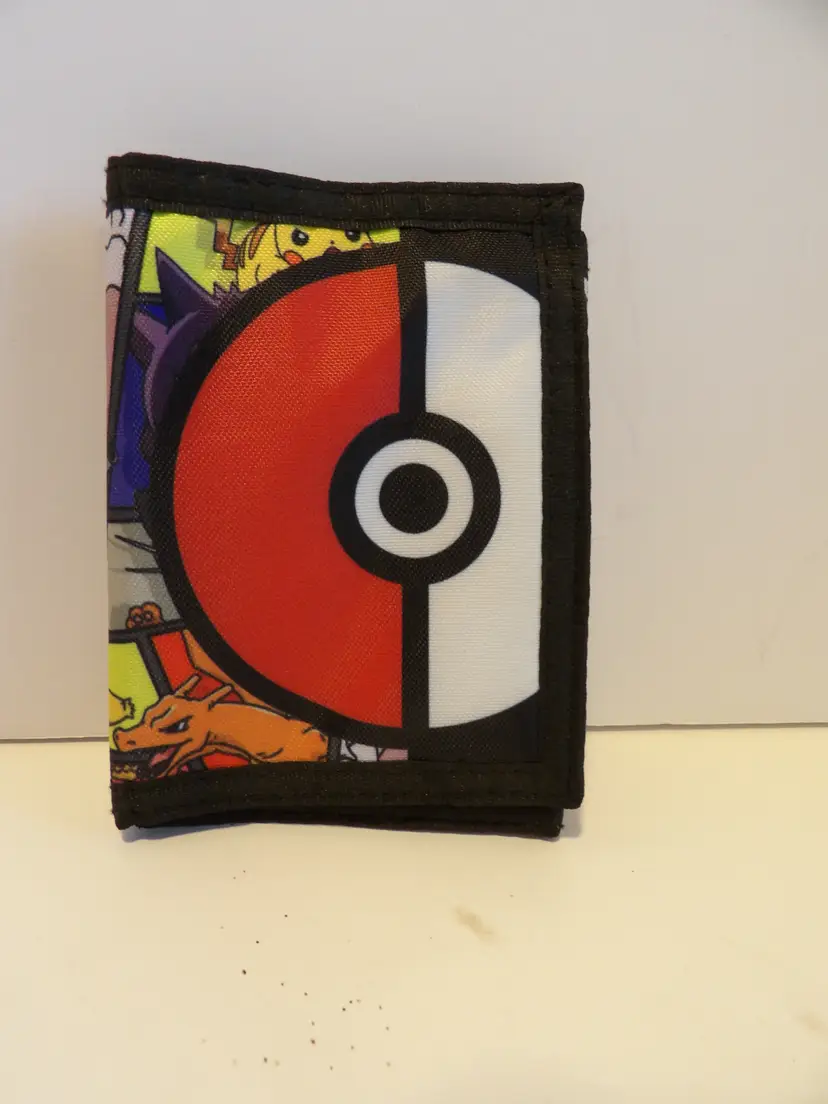 *- Pokemon Wallet Pikachu Charizard Gengar Mewtwo Trifold Hook Loop Closure