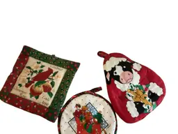 Vintage Christmas Holiday Set of 3 Quilted Oven Mitt Pot Holders Retro Kitchen