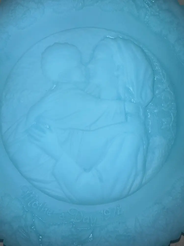 Mothers Day 1974 Fenton Blue Satin Glass 7.75” Decorative Plate
