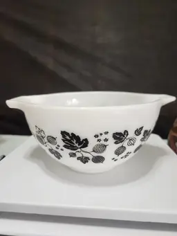 Black Gooseberry pyrex Cinderella bowl 1.5 pint