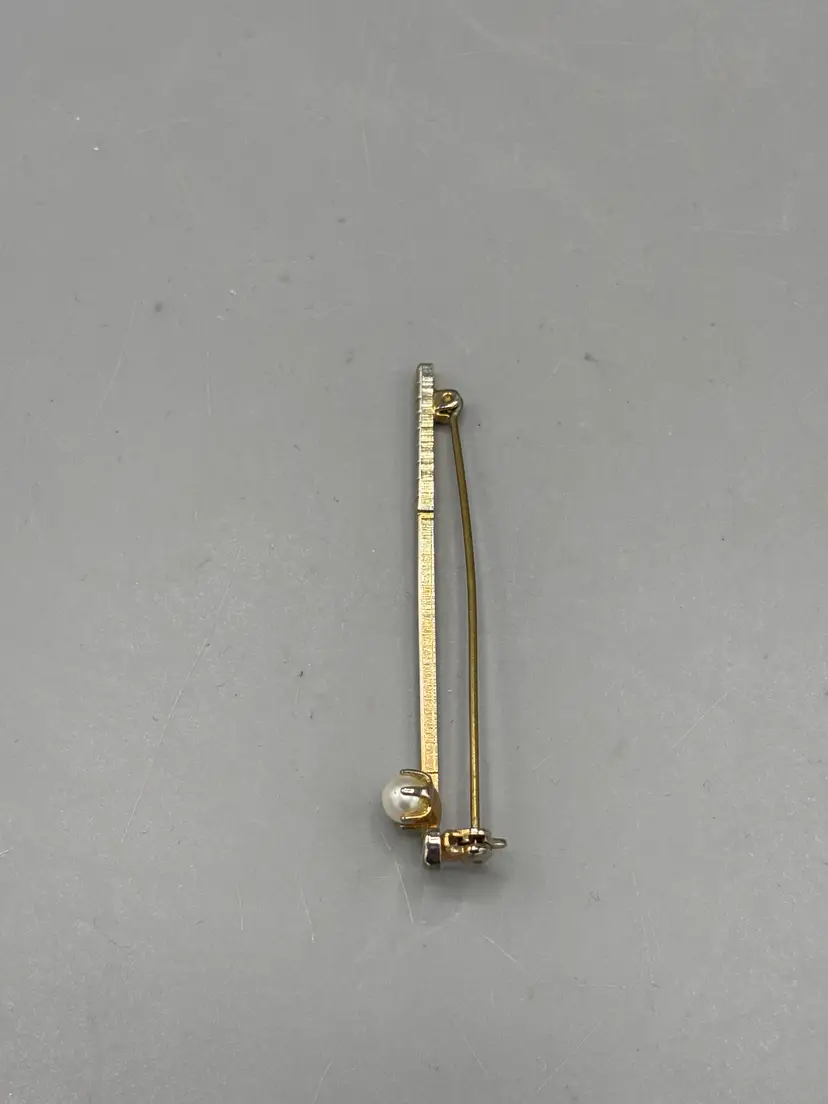 Vintage gold tone golf club brooch with pearl