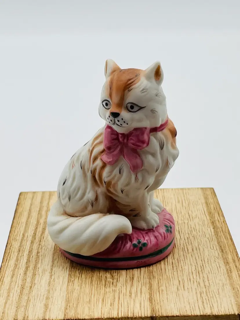 The Franklin Mint Cat On Tuffet