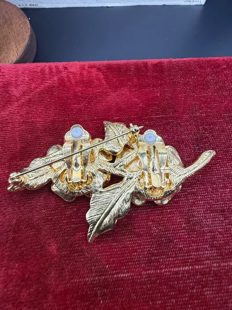 vintage Joan Rivers gold-tone rhinestone floral brooch And Clip On Earrings