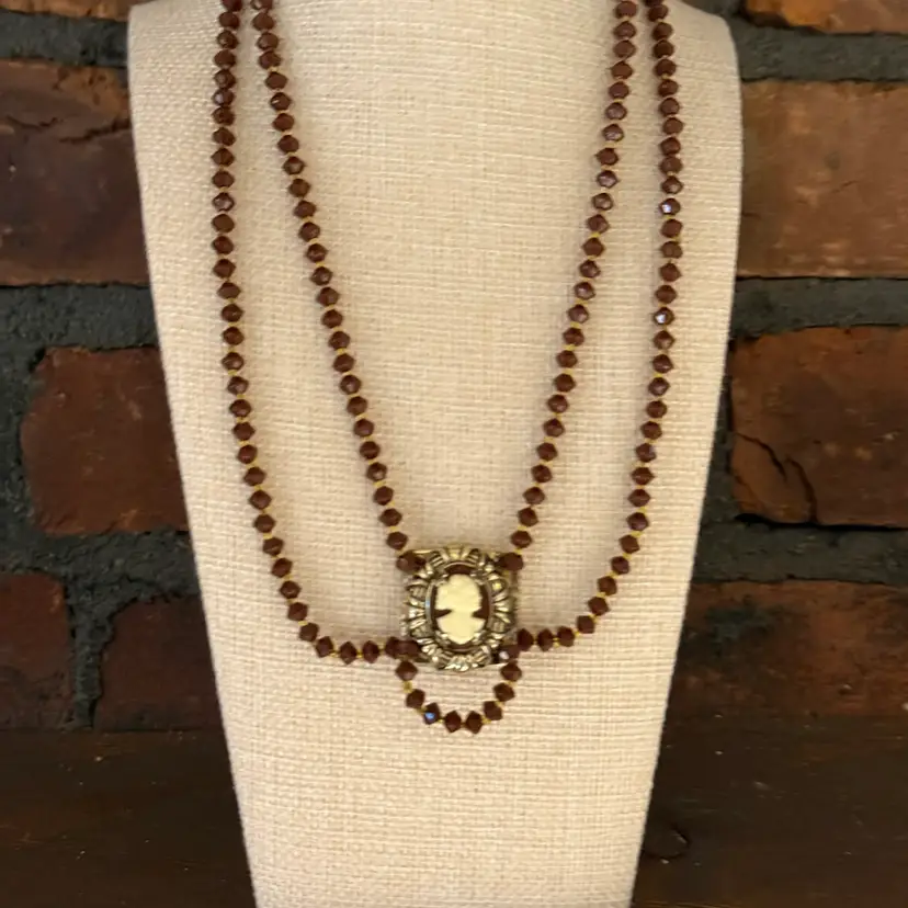 Vintage Gorgeous Brown Beaded Cameo Necklace 16”