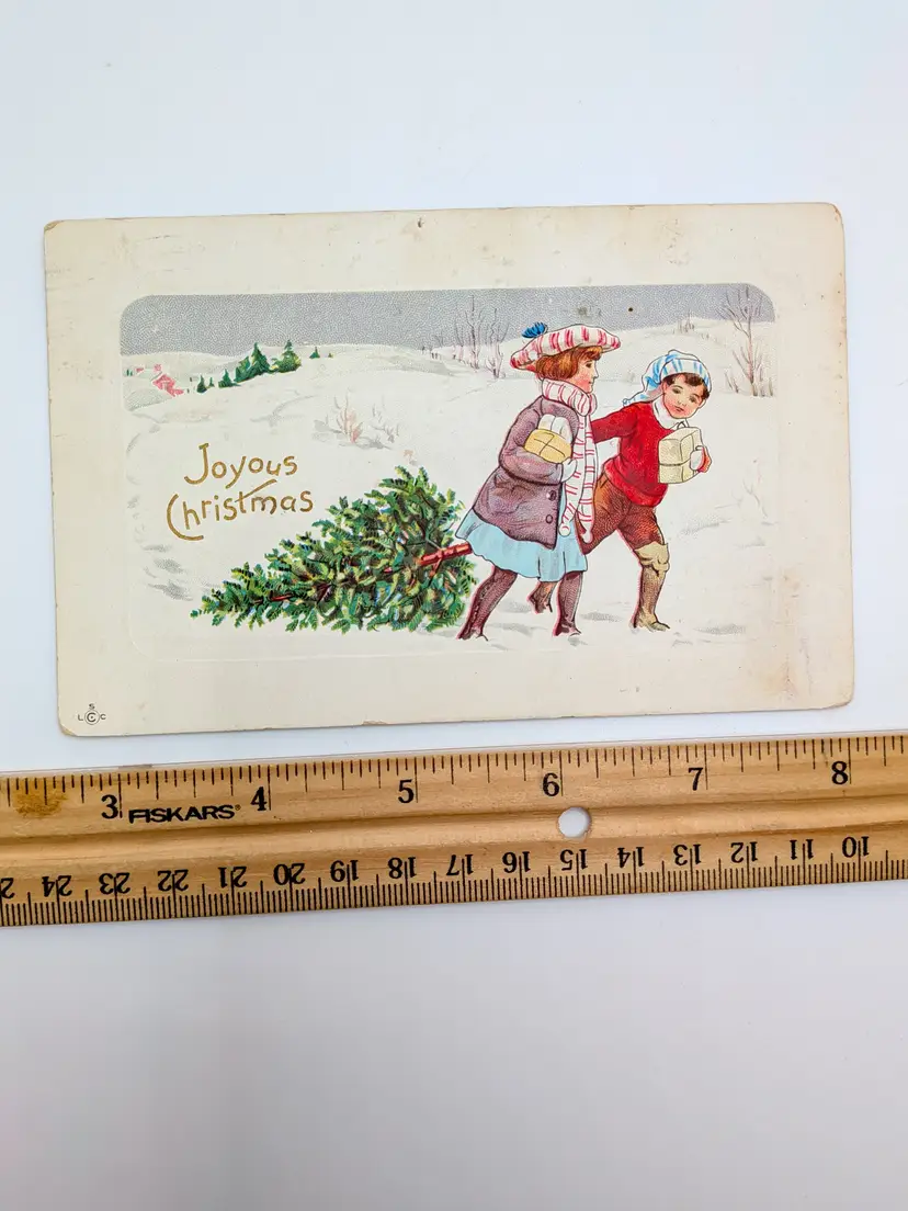 E45. ANTIQUE POSTCARD POSTMARKED 1908 JOYOUS CHRISTMAS KIDS HAULING CHRISTMAS TREE GREEN 1¢ STAMP