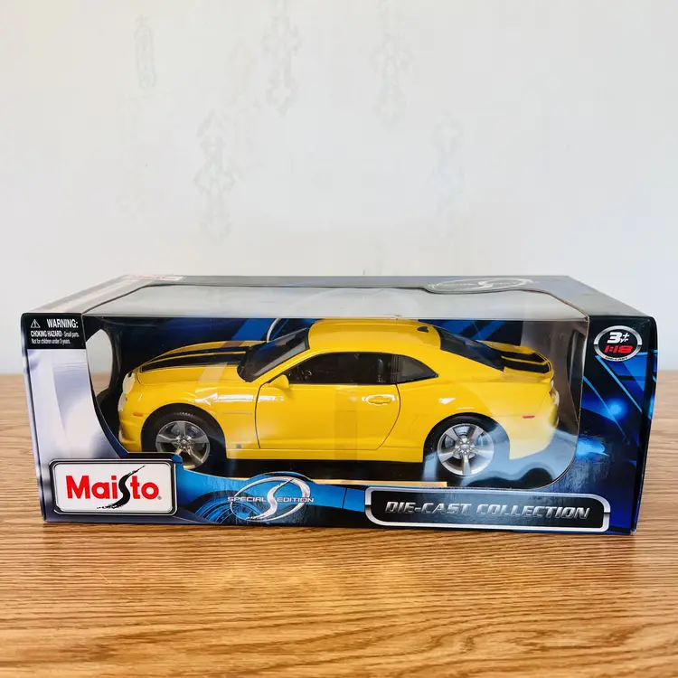 2010 Chevrolet Camaro SS RS Yellow 1/18 Diecast Maisto Black Center Stripes