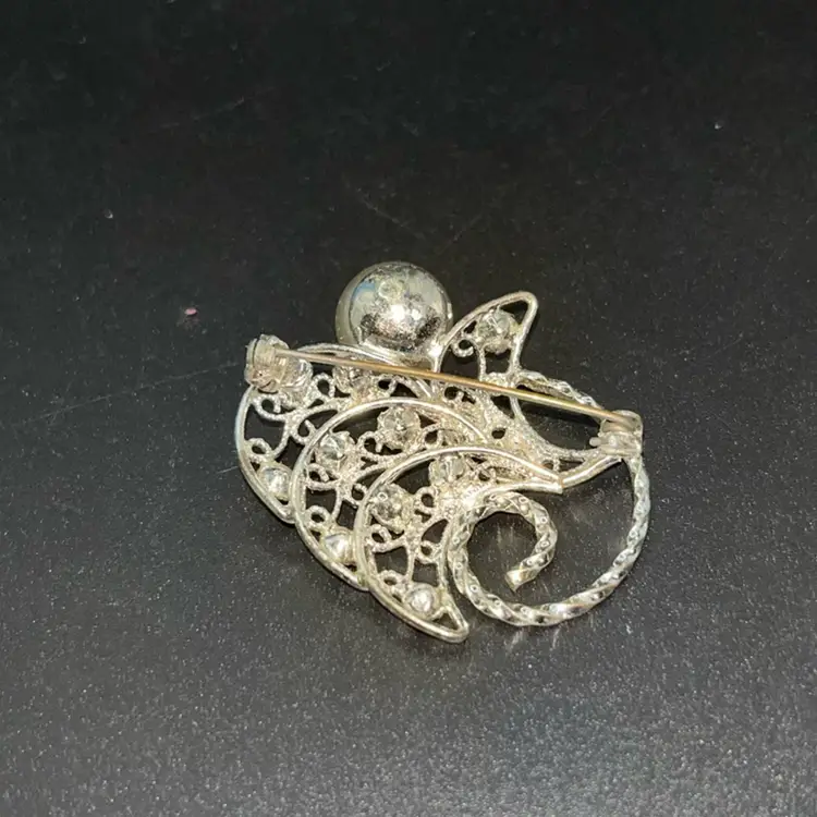Pearl And Rhinestone Filigree Silver Tone Brooch 1 3/4” Wide