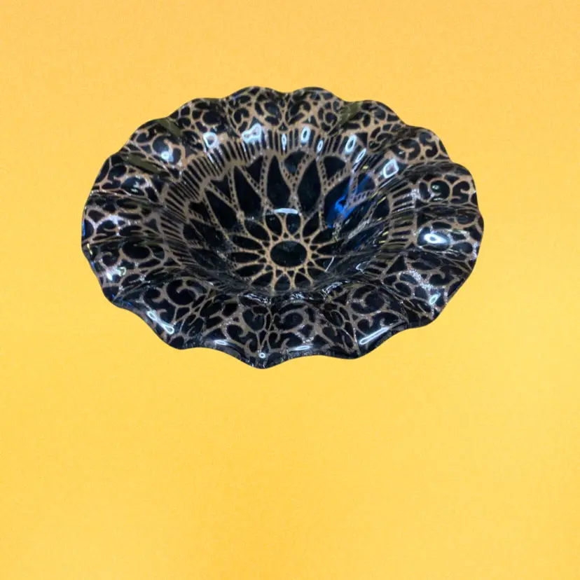 04. Vintage Sydenstricker Black and Clear Ruffle Edge Bowl Fused Art Glass Signed 6.5” Foam