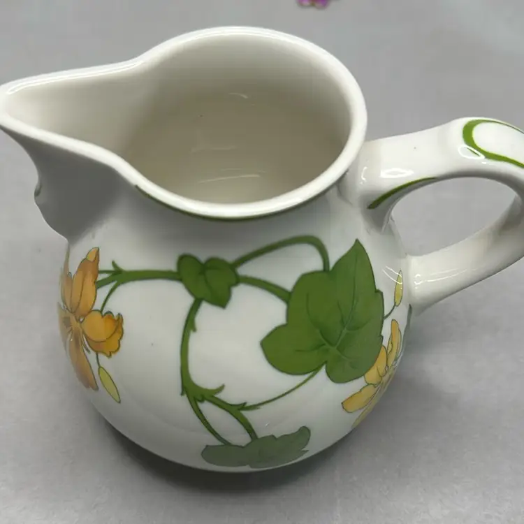 140. Villeroy and Boch  creamer Geranium pattern