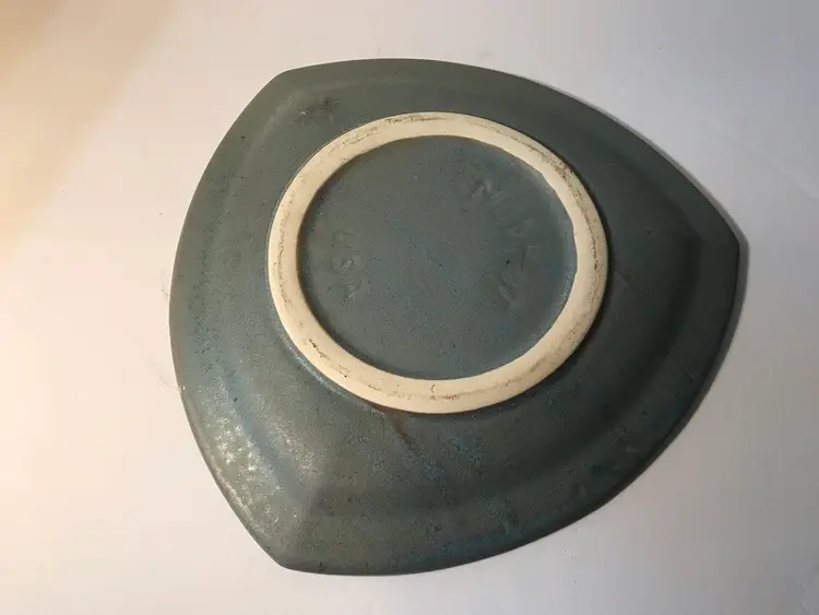 MUDHUT USA VINTAGE TRIANGLE PLATE POTTERY