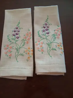 Vintage Hand-Embroidered Linen Fingertip/Guest Towels
