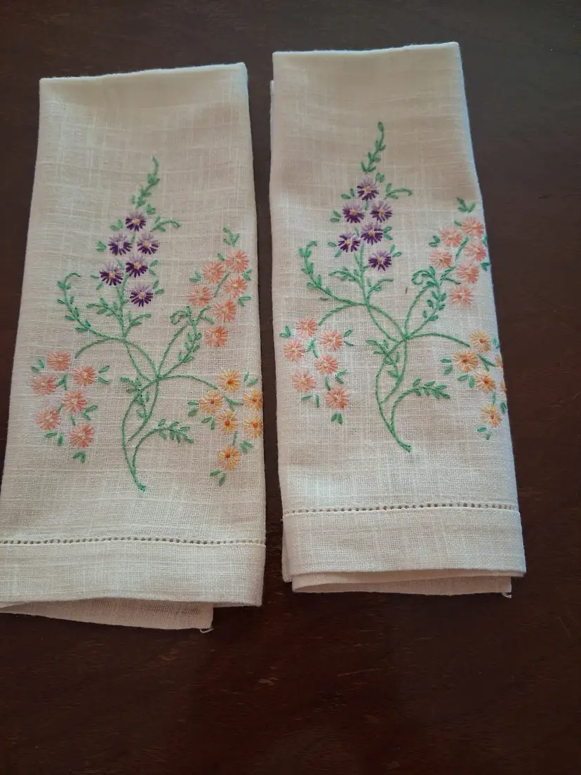 Vintage Hand-Embroidered Linen Fingertip/Guest Towels