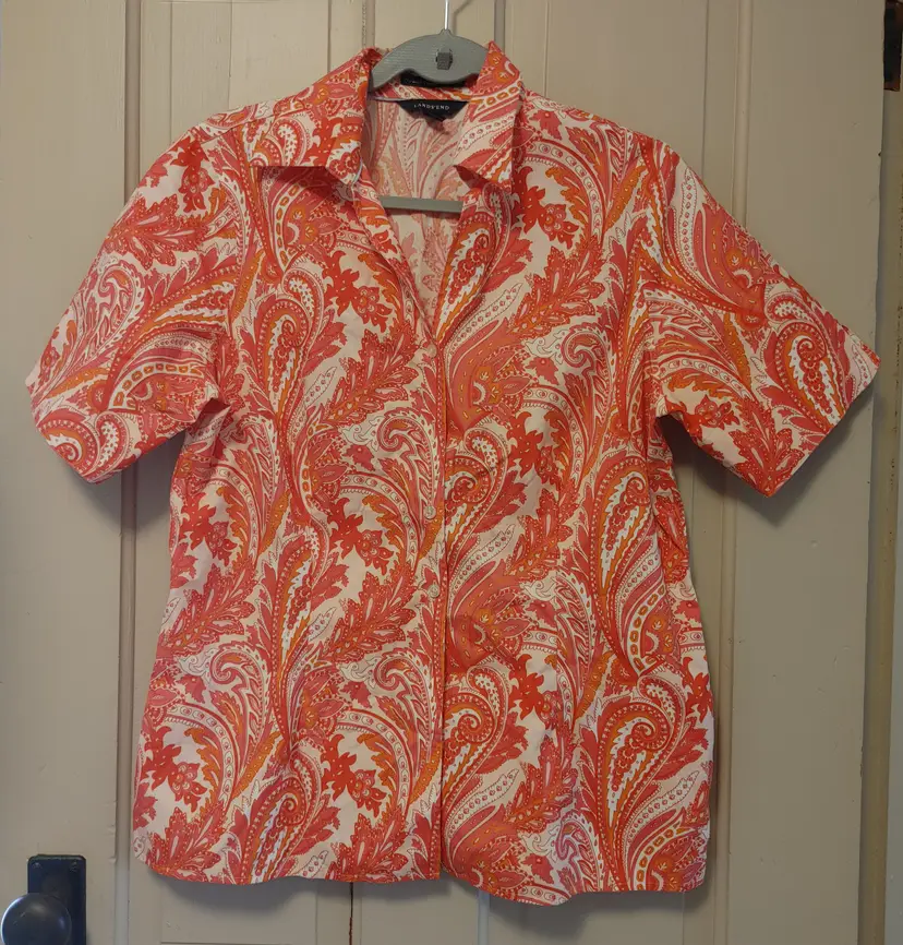 Top- Brand: Land's End. Size 12. Pink and Orange Paisley top. 100% Baumwolle cotton. No iron pin point oxford. No callouts.