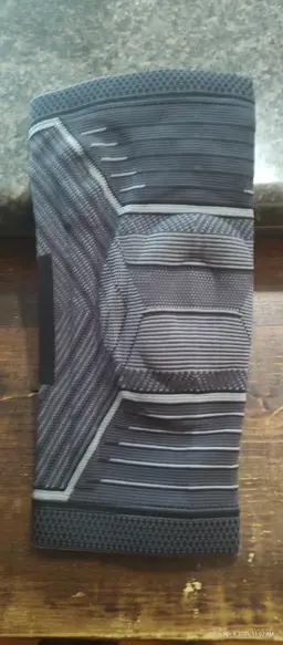 #18 - Knee sleeve size Medium