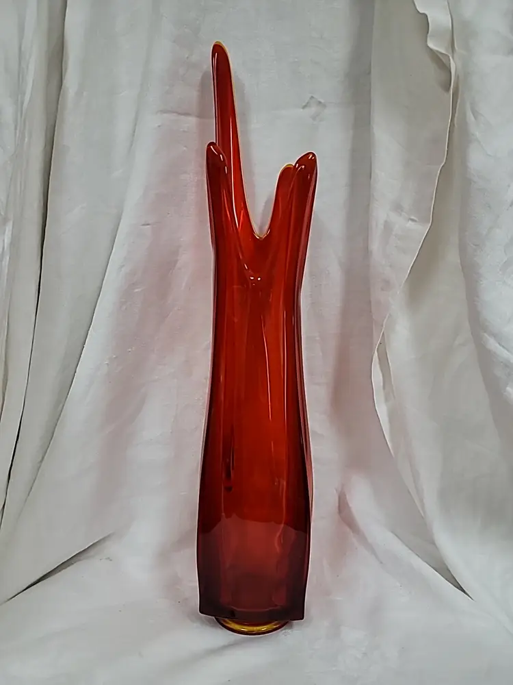 LE Smith Four Finger Amberina Swung Glass Vase, Glows