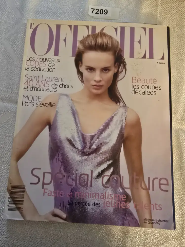 L' Officiel Mars 1998 No 823 Magazine (A7209)