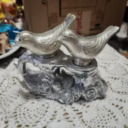 plastic silver birds salt shakers