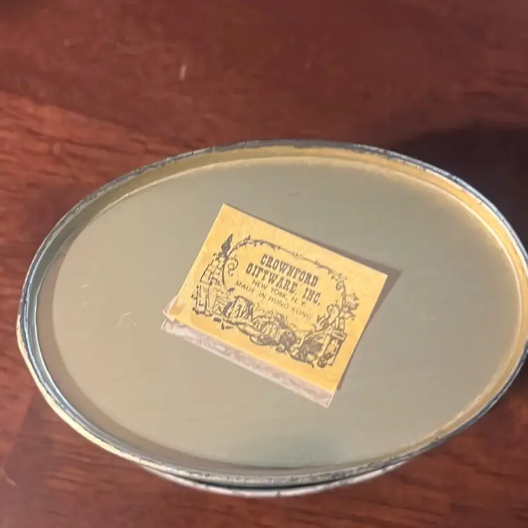 A Small decorative tin by Crownford Giftware Inc., made in Hong Kong.
3 inches wide by 2 inches tall