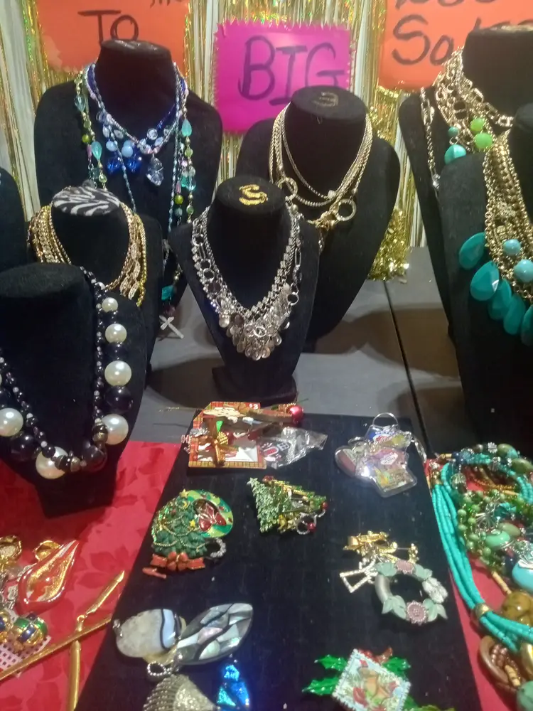 Vintage Jewelry $3 starts !! 😍😺 Come see,what Big Dog Has for ya!! 