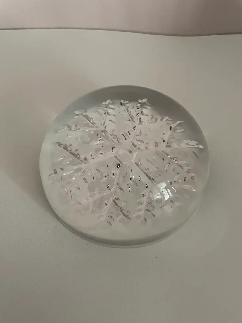 Glass Paperweight Snowflake 