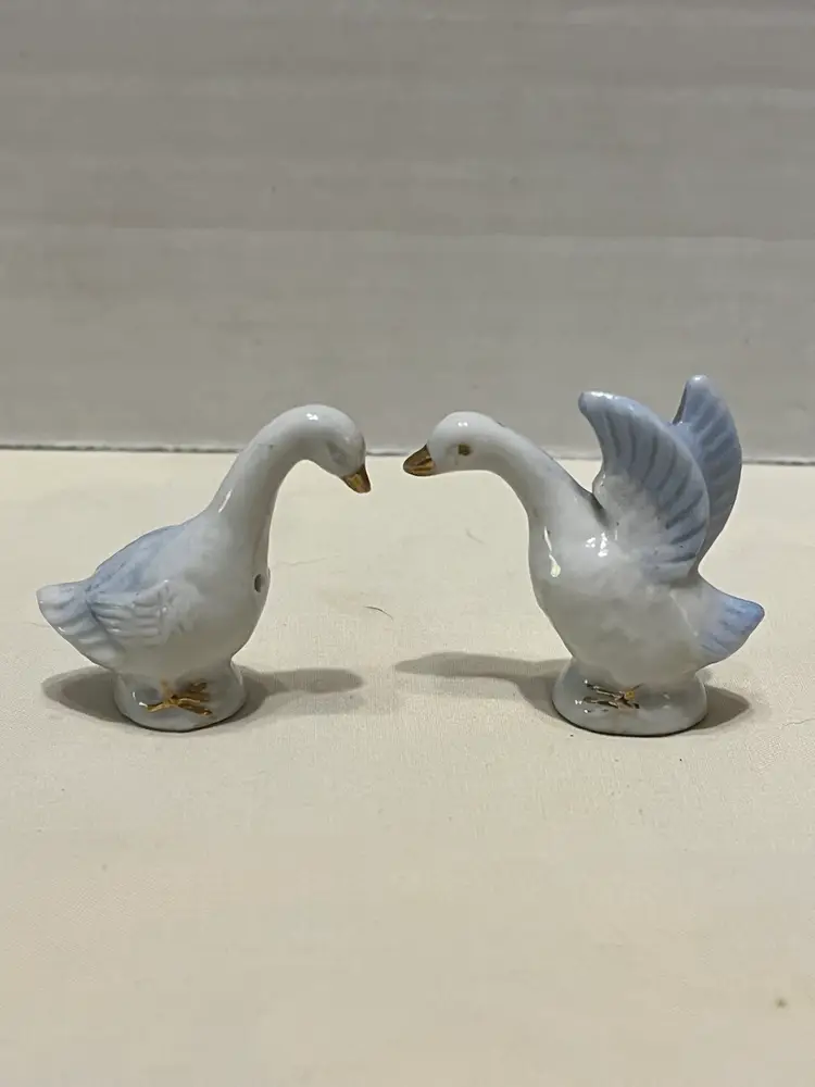 #01 Vintage White Swan Salt & Pepper shakers 1.5 " Tall Japan
