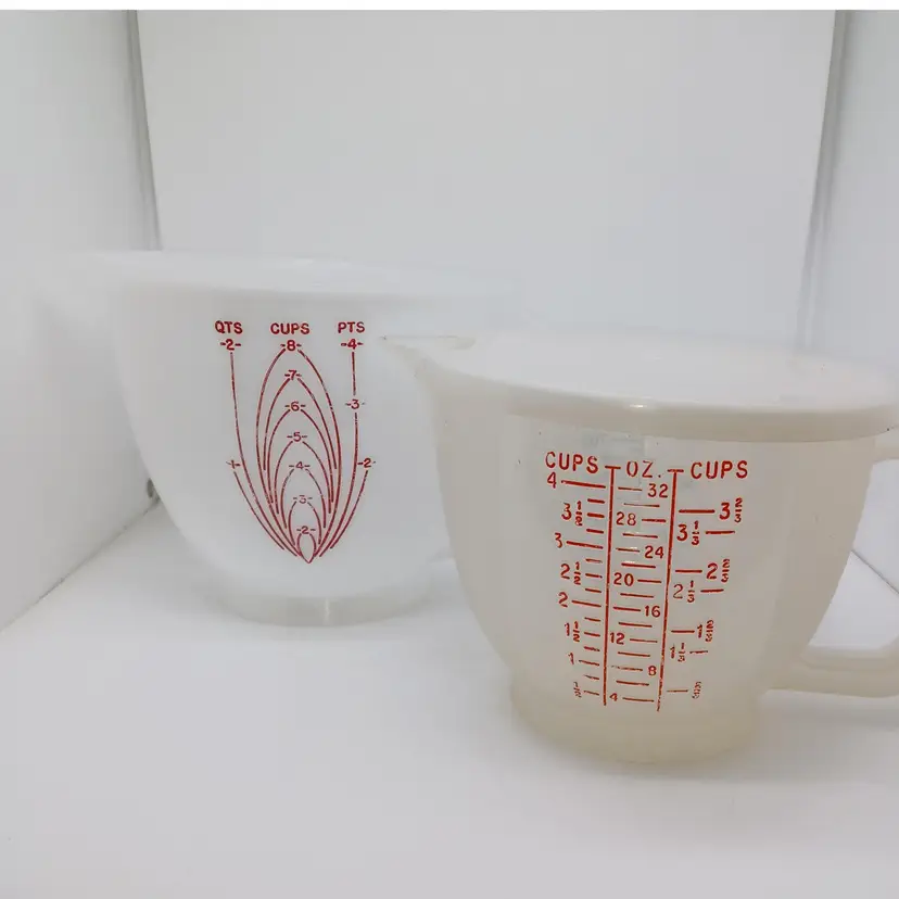 Vintage Tupperware mix n store measuring Pitchers 8 cup & 4 cup w/ lid