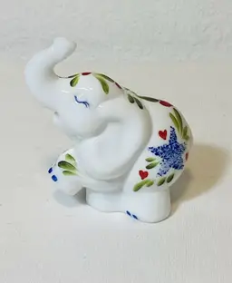FENTON White Elephant
Holiday Parade Blue Star Leg 4th Of July Trunk Up Signed By Artist S. Van Rile