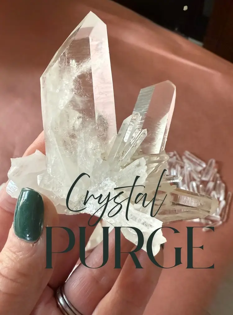 Crystal Clear Out! Let’s Look At Sparkly Stuff 😍