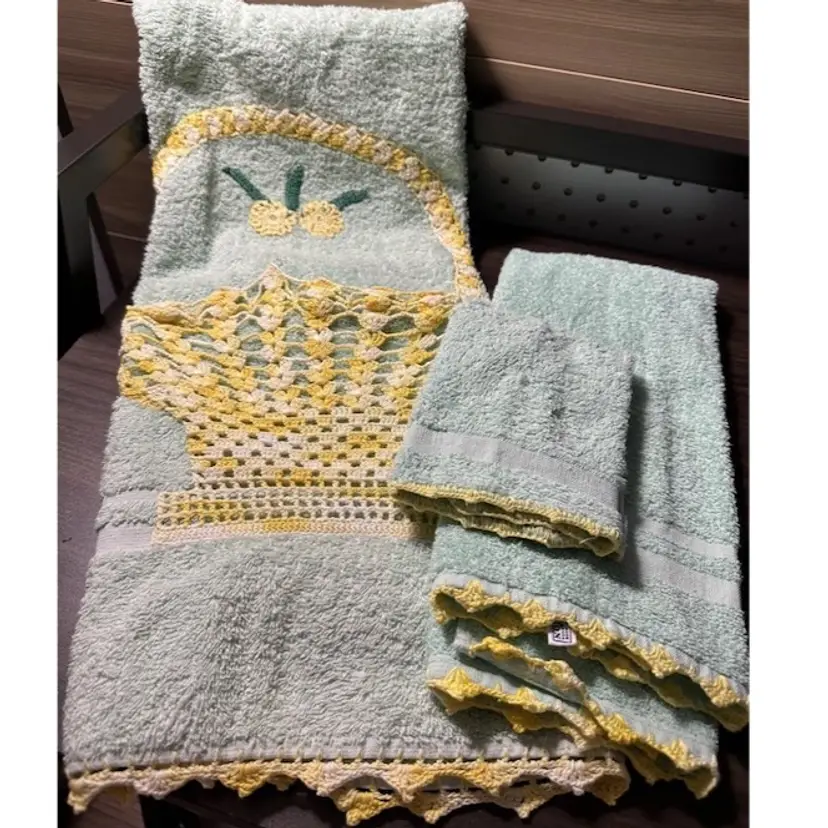 Vintage Crochet Towels & Washcloth Set Lovely Floral Design Excellent Condition