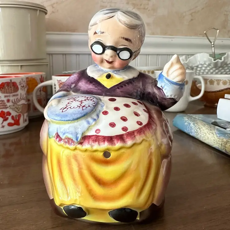 Vintage PY Japan String Holder Wall Pocket Woman Sewing Quilting Embroidery Needlepoint