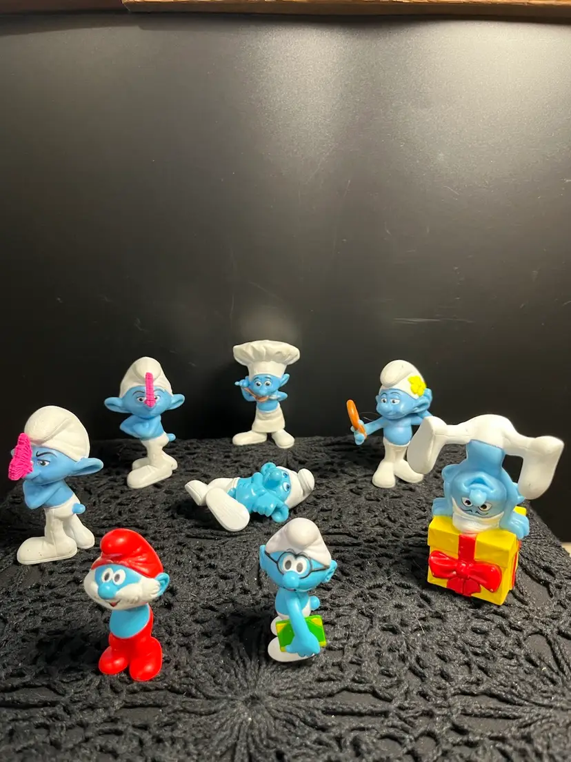 Lot of 8 Smurfs. All Made by Peyo. Papa Smurf & the One w/ a Book are from 2008. The Rest Were Made for McDonald's in 2011.