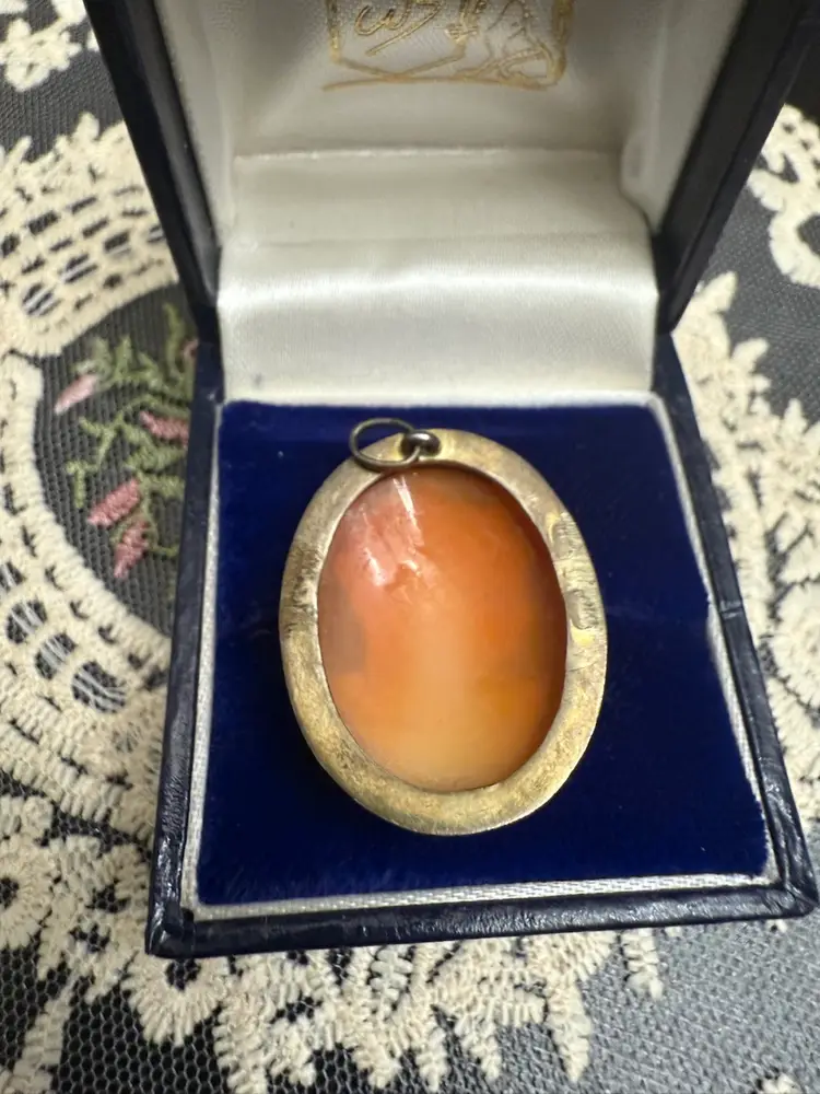 Stunning vintage left facing silver and shell cameo pendant