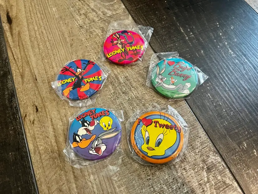 Vintage 1995 Looney Tunes Buttons/Pins Lot
