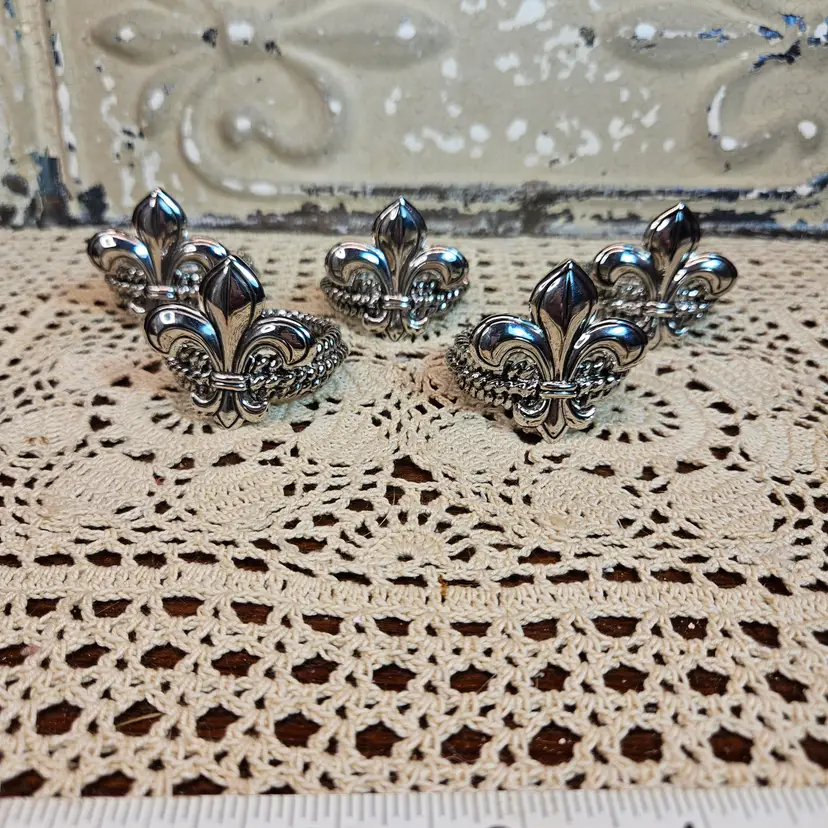 Set of 5 Heavy Silver Tone Metal Fleur de lis Napkin Rings