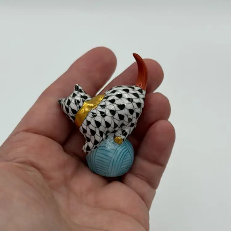 Herend Playful Kitten On Ball Of Yarn Excellent Condition 2 1/2” Stamped