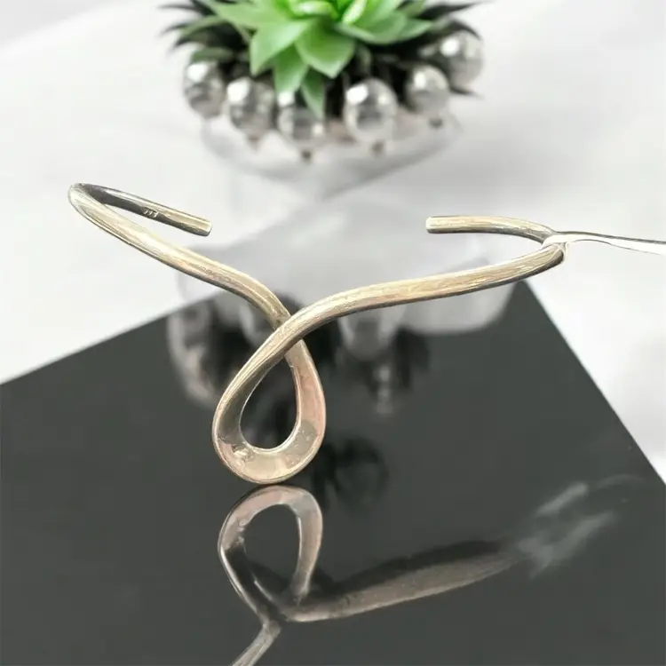 009 Twisted cuff Sterling