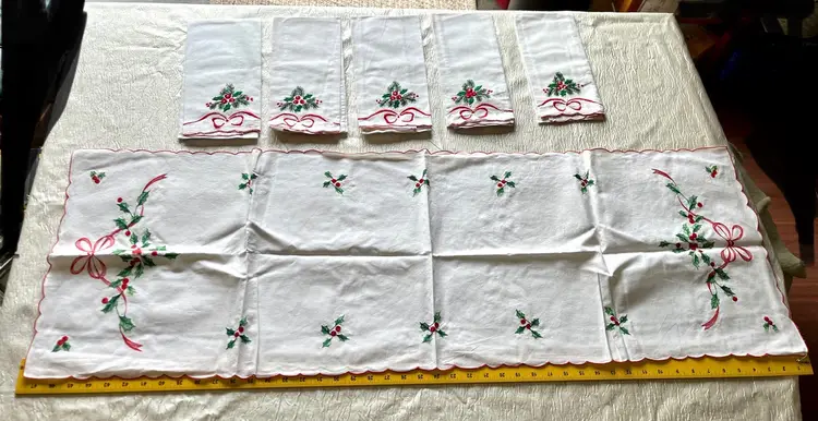 Christmas Embroidered Cotton Cloth Table Runner and 5 Napkins Imperial Elegance