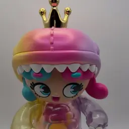 girl queen figure