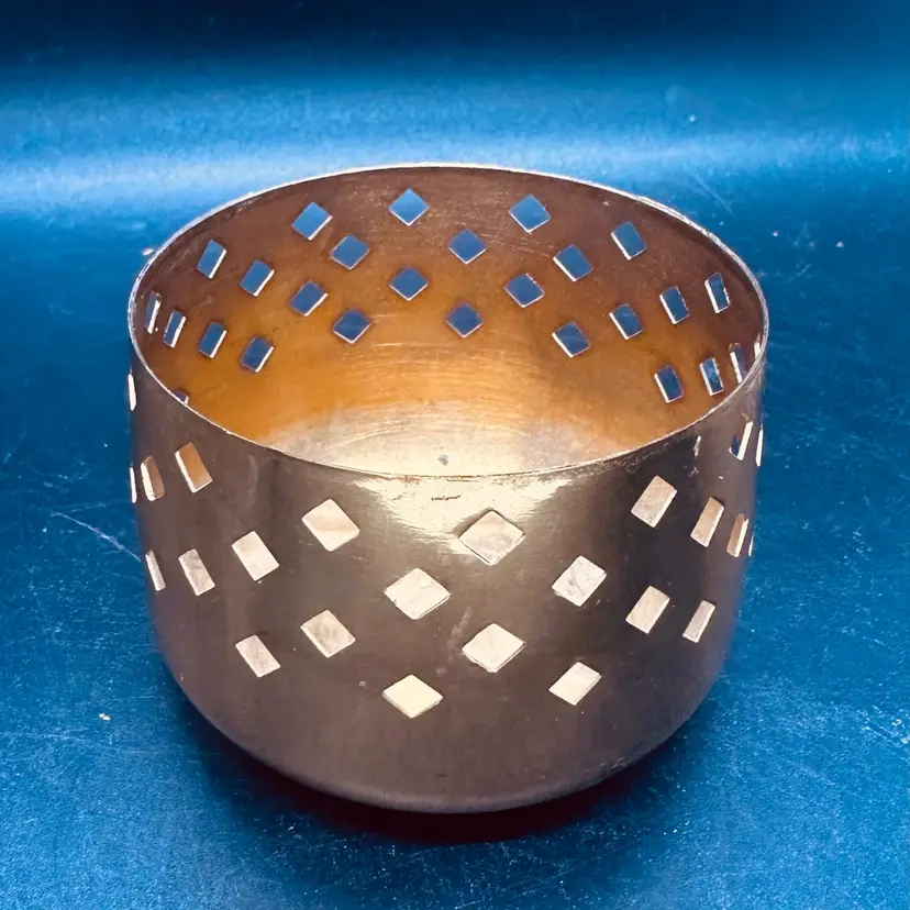 110. VTG 1970s brass votive/tea light candle holder w/diamond shaped cutouts