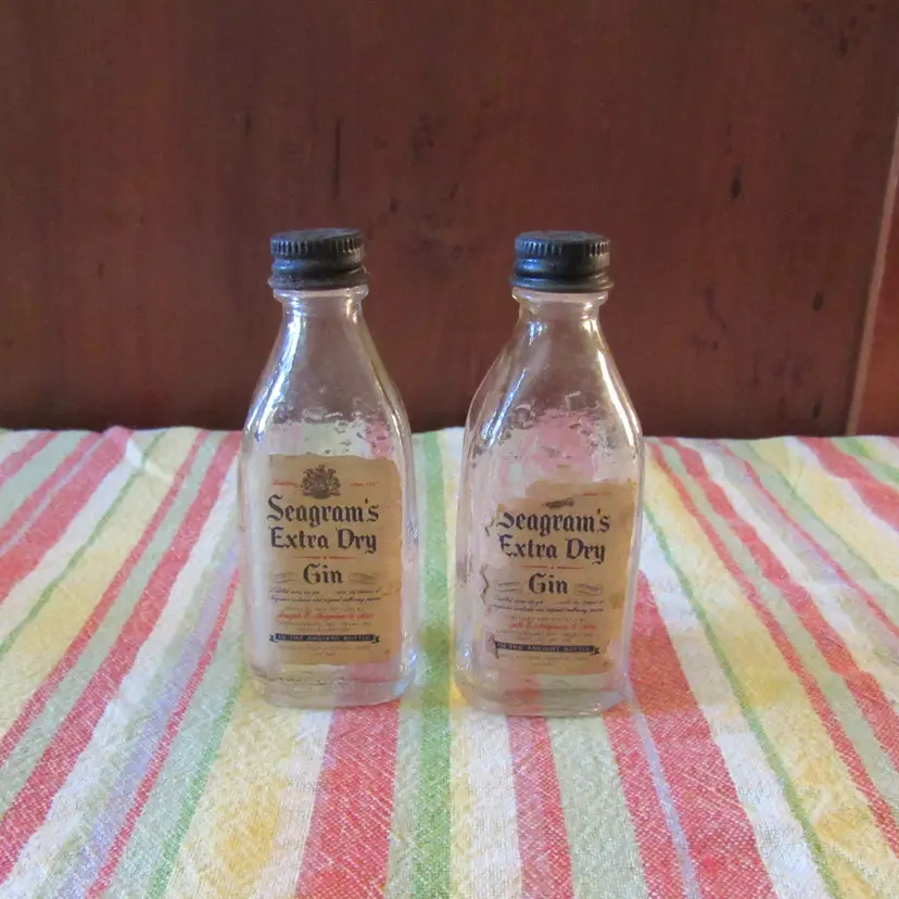 Vtg Glass Seagram's Gin Bottle Salt and Pepper Shakers