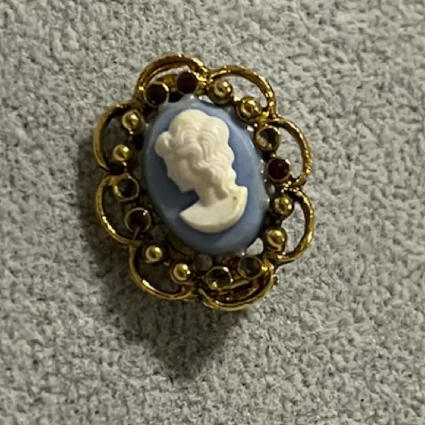 Vintage Gold Tone Blue And White Cameo Brooch