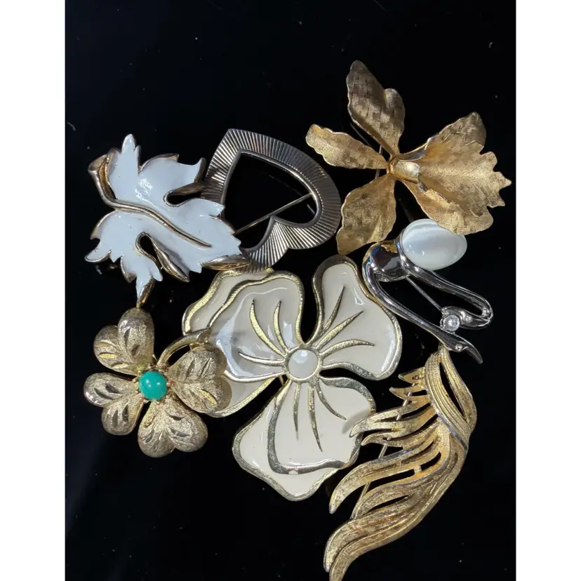 Mixed Lot Of 6 Brooches - 2 Signed Brooch